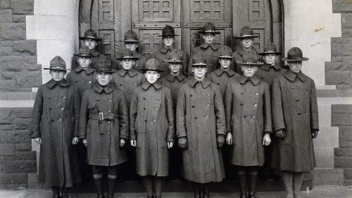 军队的年代.A.T.C. 一群人站在诺瑟姆大厦东立面入口前, 全球十大网赌正规平台, 哈特福德, CT, 约1918年照片