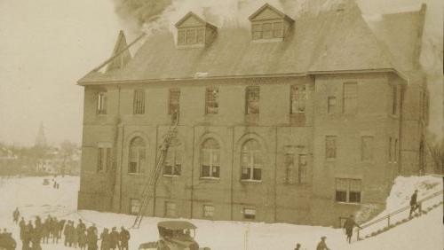 1922年校友堂大火. 建于1887.