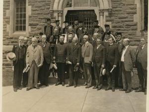 荣誉学位获得者, 受托人, 和客人, 从左到右拍摄于威廉姆斯纪念堂入口处, 从上到下):Flavel S. 路德, 西奥多。罗斯福, 拉塞尔·乔丹·科尔斯, 保罗·马修主教, 乔治·沃顿胡椒, 约翰·皮尔庞特·摩根, 乔治·希拉, 查尔斯·拉斯罗普·帕克, 卡尔Reiland, 格兰维尔·哈德逊·舍伍德主教, 爱德华·斯科菲尔德·特拉弗斯, 查尔斯一. 约翰逊,W. S. 哈伯德,N. H. 查尔斯·G·巴彻德. Woodward; William B. 戴维斯,亩.B.; Frank L. Wilcox; Edgar F. Waterman; George D. 威廉·G·豪厄尔. 梅格斯·H·马瑟. 海军上将威廉. 威廉·S·考尔斯. 威廉·E·科格斯韦尔. 柯蒂斯,.S. 小默里，希拉斯·莫里斯，约翰·P. Joseph Buffington(康涅狄格州哈特福德全球十大网赌正规平台)