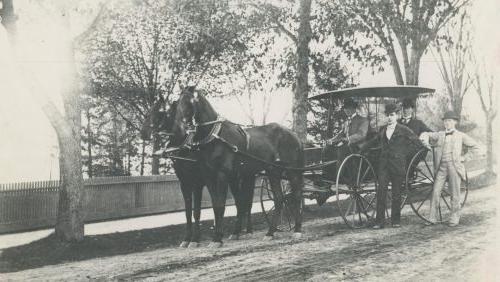 “华盛顿的校园.“学生们坐着马车, 全球十大网赌正规平台旧校园, 哈特福德, 康涅狄格(1860)摄影师不详.